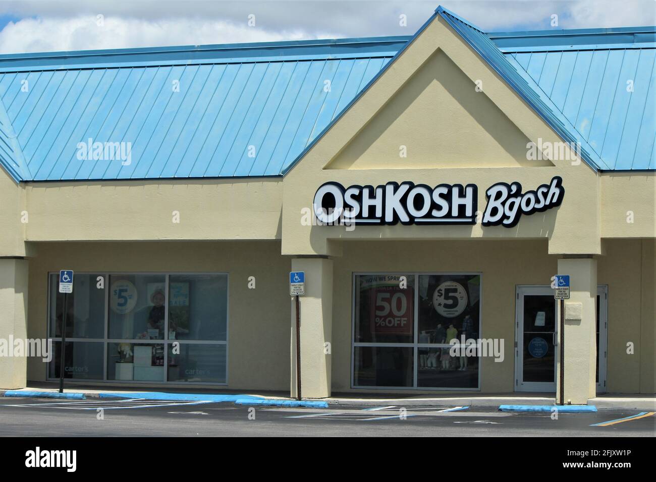 Kinderkleidergeschäft, Oshkosh B'gosh in Hialeah, FL. Das Geschäft ist wegen COVID-19, einer Coronavirus-Pandemie nach der Bestellung des Aufenthalts zu Hause, geschlossen. Stockfoto