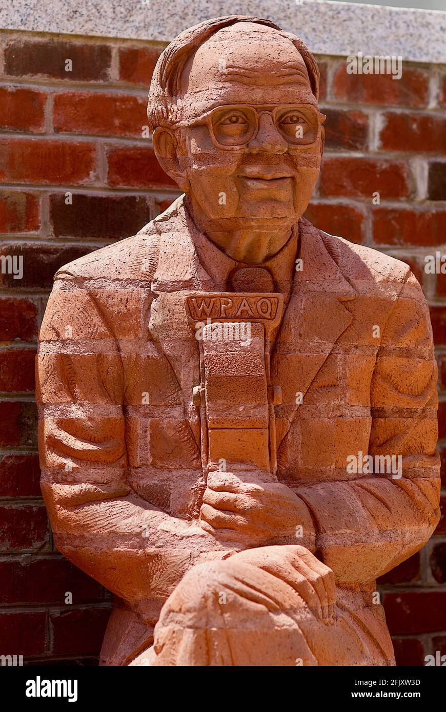 Mount Airy, North Carolina, USA - 5. Juli 2020: 'Ralph EppPerson' des Künstlers Brad Spencer ist Teil der Skulptur 'The Whittling Wall' in Mount Airy. Stockfoto