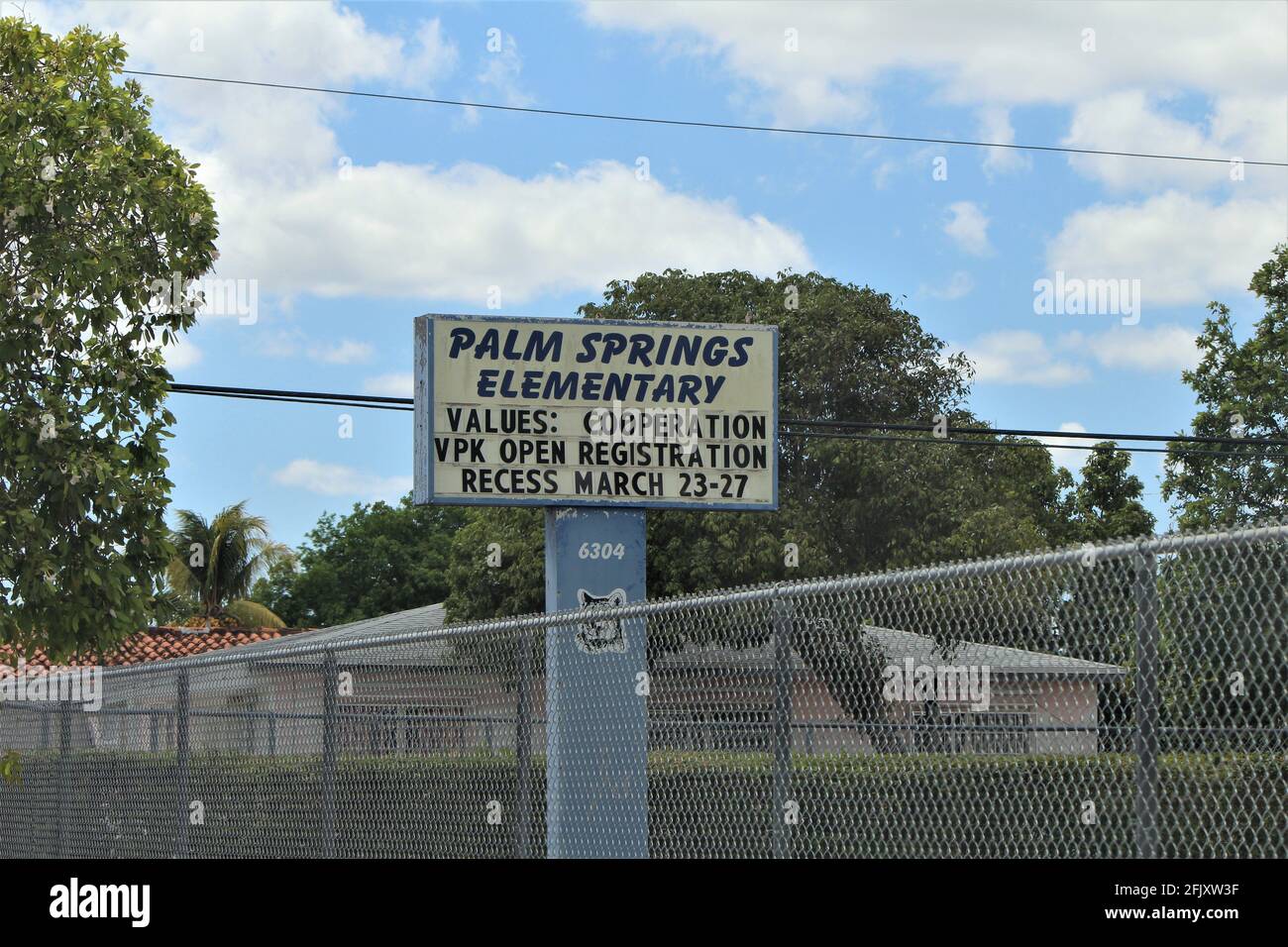Die Grundschule von Palm Springs ist wegen COVID-19, einer Coronavirus-Pandemie nach dem Aufenthalt zu Hause, geschlossen. Stockfoto