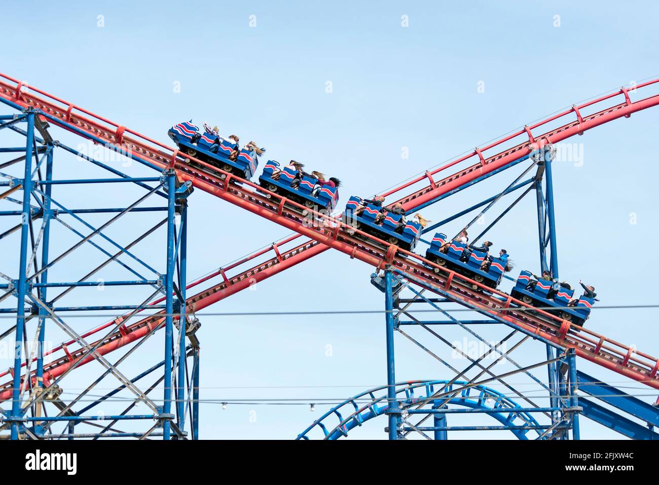 Abenteuerlustige erleben die Achterbahnfahrt Pepsi Max Big One Querschnitt Stockfoto