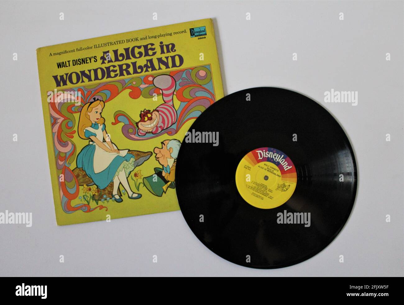 Alice in Wonderland Disney Movie Soundtrack Musikalbum auf Vinyl Nehmen Sie LP-Discs auf weißem, isoliertem Hintergrund auf Stockfoto