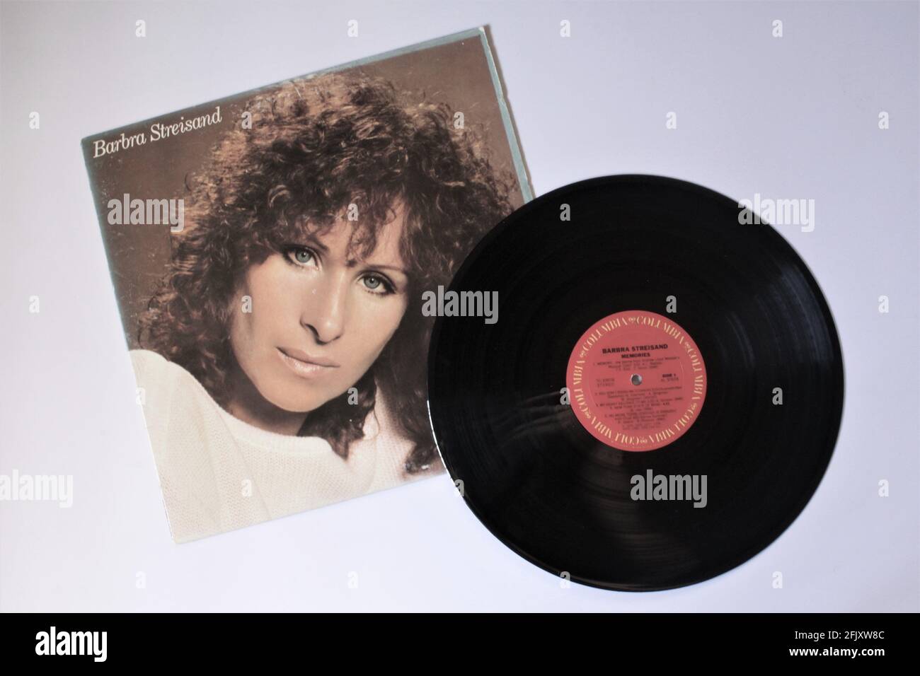 Pop-Künstlerin, Barbra Streisand-Musikalbum auf Vinyl-Schallplatte. Mit Dem Titel: Memories Stockfoto
