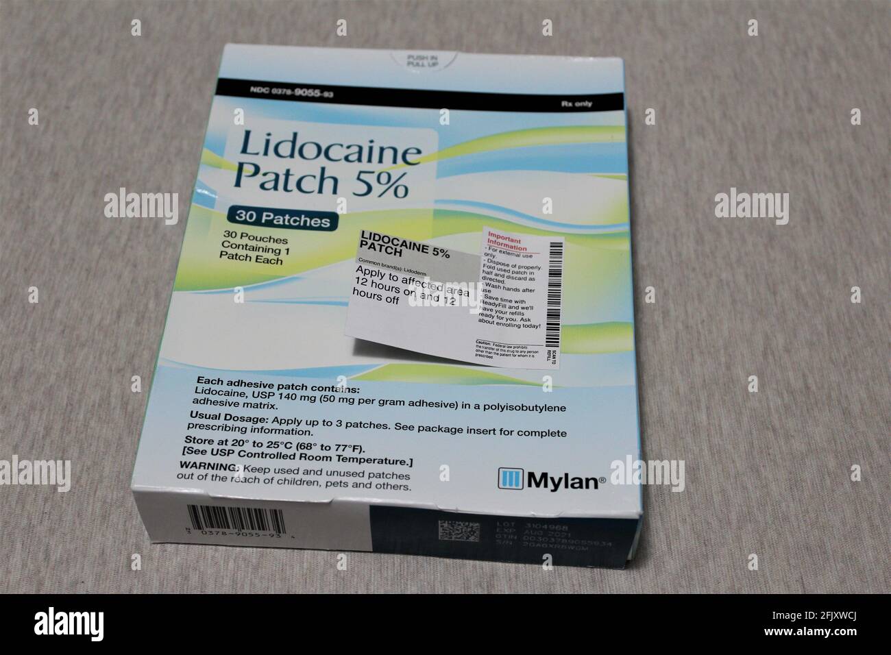 Schachtel Mylan Lidocain Patch 5% mit Rezept. Wird zur Linderung von Schmerzen oder Schmerzen der postherpetischen Neuralgie im unteren Rückenbereich verwendet Lokales Anäretikum Stockfoto