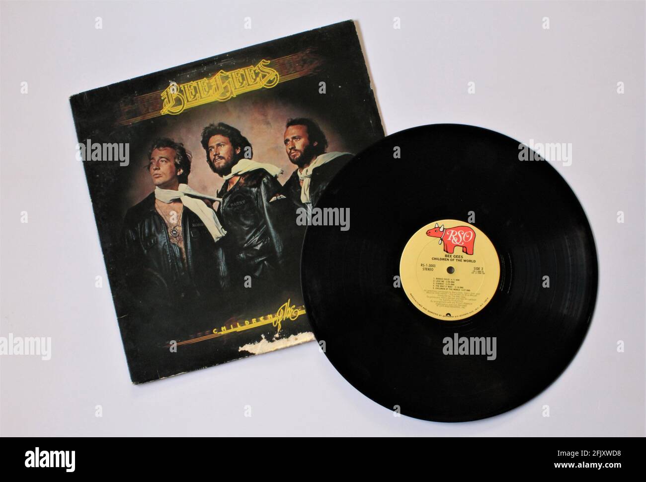 Disco- und Soul-Künstler, das Bee Gees-Musikalbum auf Vinyl-Schallplatte. Titel: Kinder der Welt Stockfoto