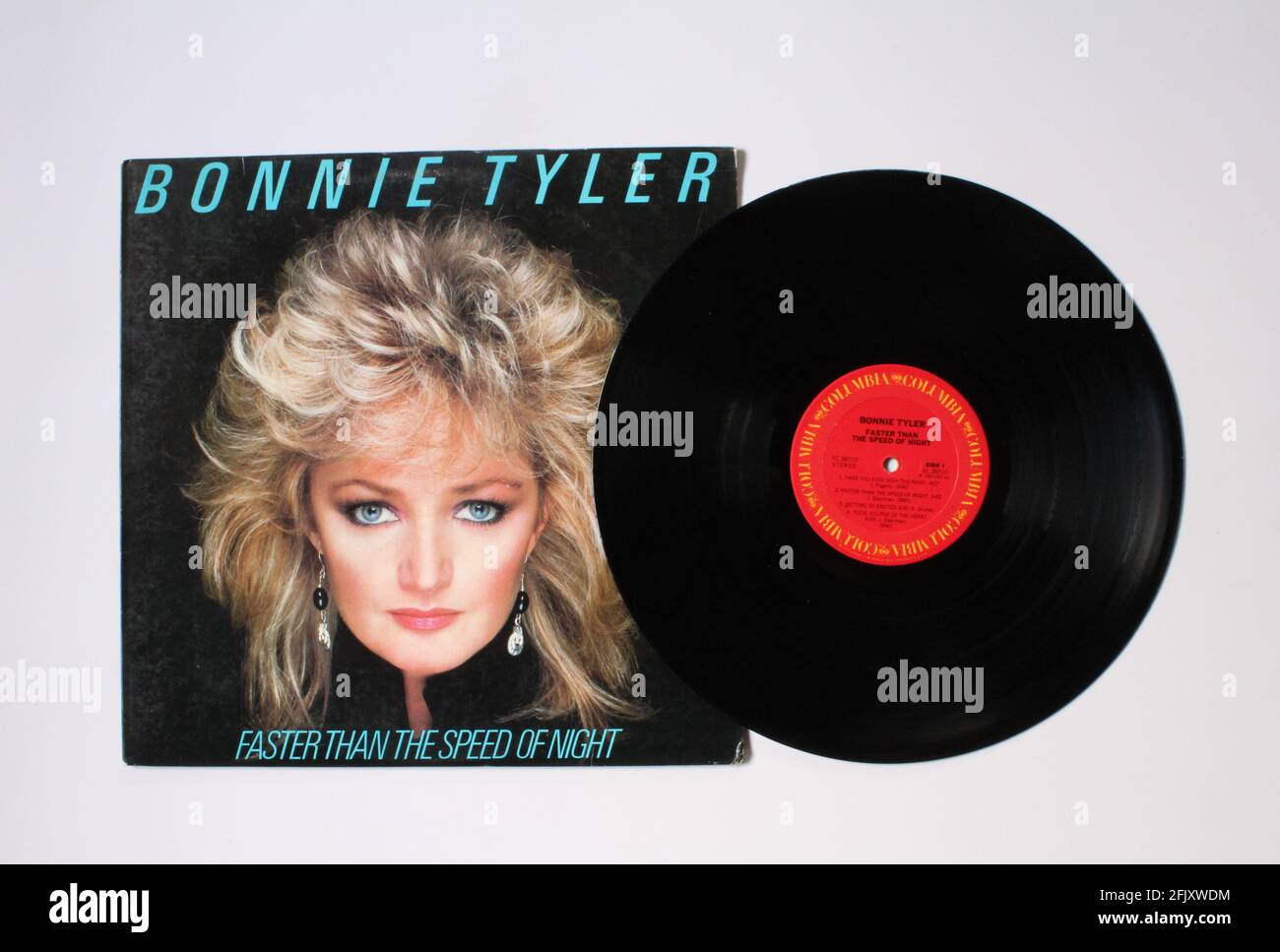 Rockkünstlerin, Bonnie Tyler-Musikalbum auf Vinyl-Schallplatte. Titel: Schneller als die Geschwindigkeit der Nacht Stockfoto