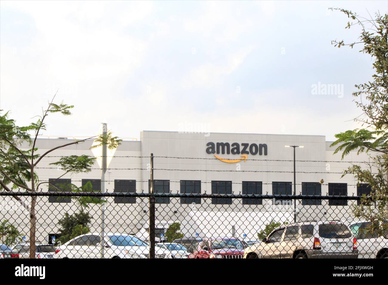Amazon Lagerhaus in Opa Loca, Miami, Florida Werkslogo vom Seitenweg aus gesehen. Stockfoto
