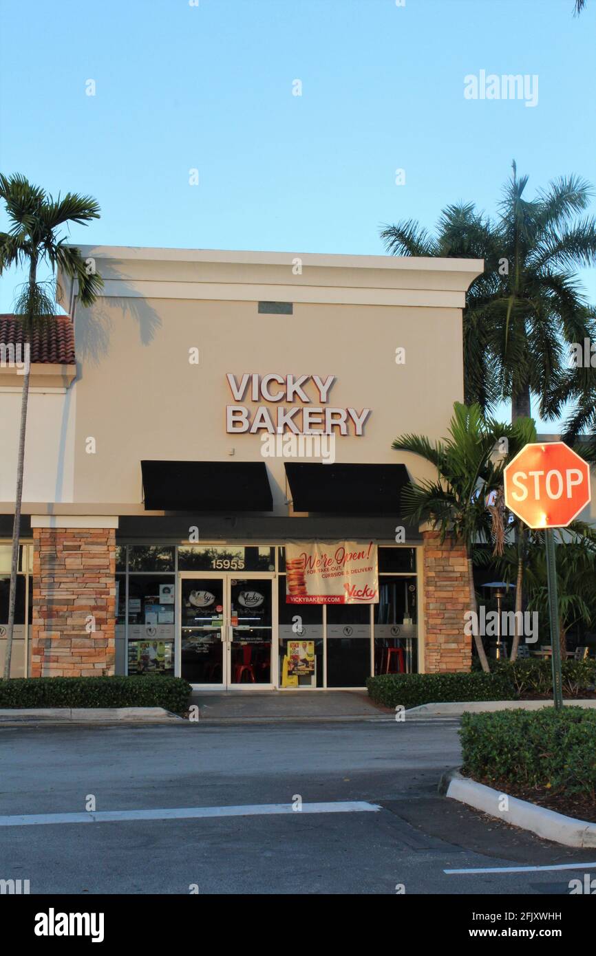 Vicky Bakery ist während der Covid-19-Pandemie für den Geschäftsbetrieb geöffnet. Familiengeführtes Unternehmen, das seit 1972 Pastelitos in Miami betreut. Kubanisches Gebäck Stockfoto