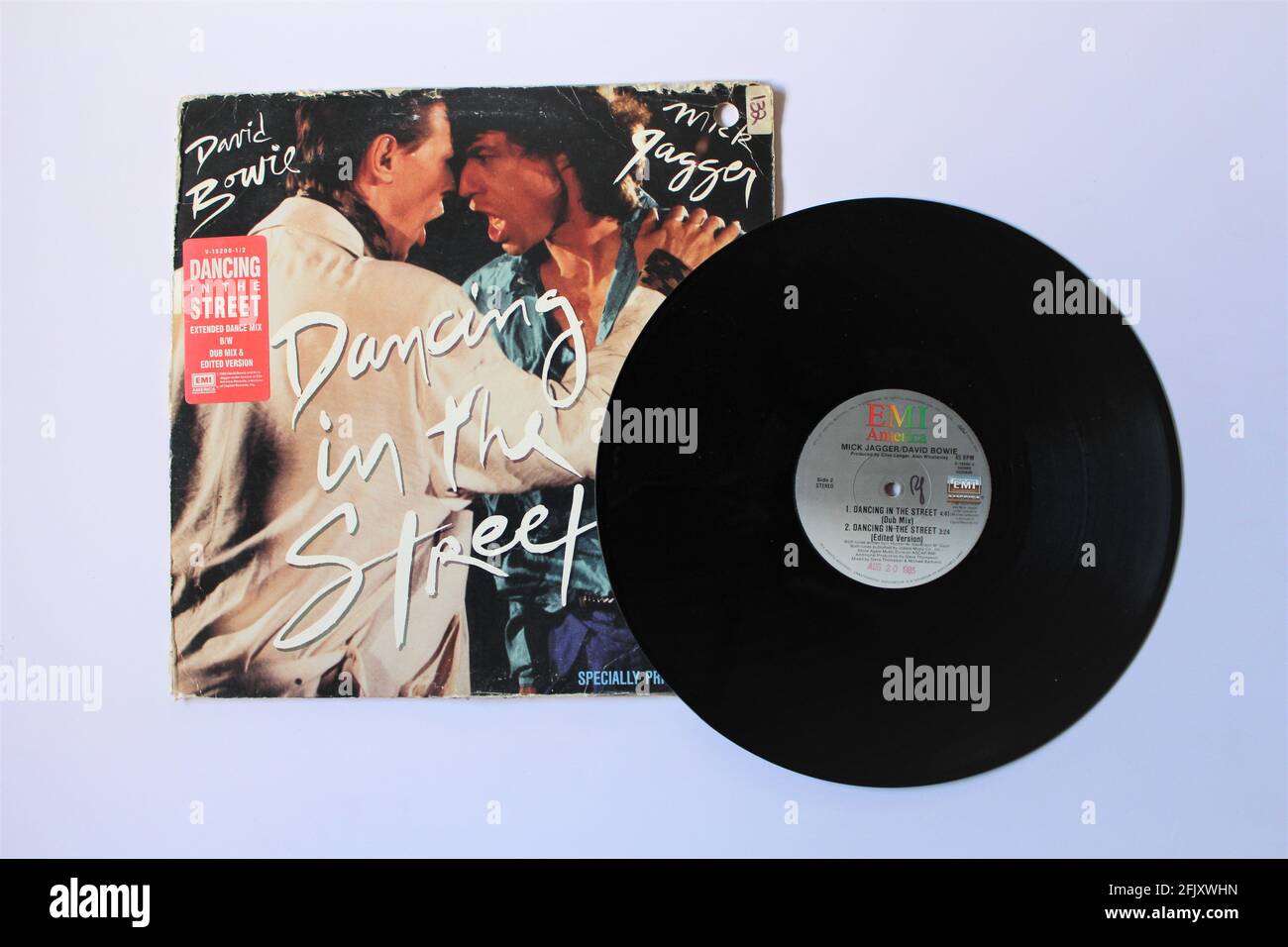 Die englischen Rock-Ikonen Mick Jagger und David Bowie Single-Song Dancing in the Street Musikalbum auf Vinyl-Schallplatte. Stockfoto