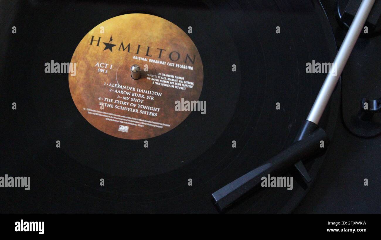 Nahaufnahme der Hamilton Original Broadway Cast Recording Vinyl Schallplatte auf einem Plattenspieler. Stockfoto