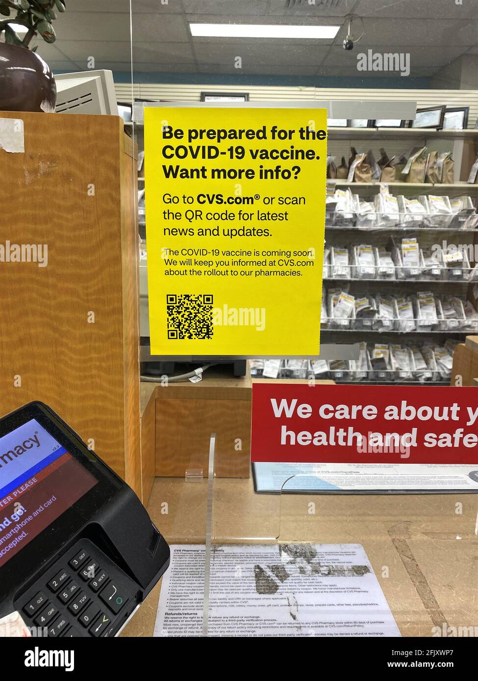 Apothekeninformationsblatt für COVID-19-Impfstoff. Anweisungen zum Scannen des QR-Codes finden Sie auf dem Schild für weitere Informationen zum Impfstoff Stockfoto