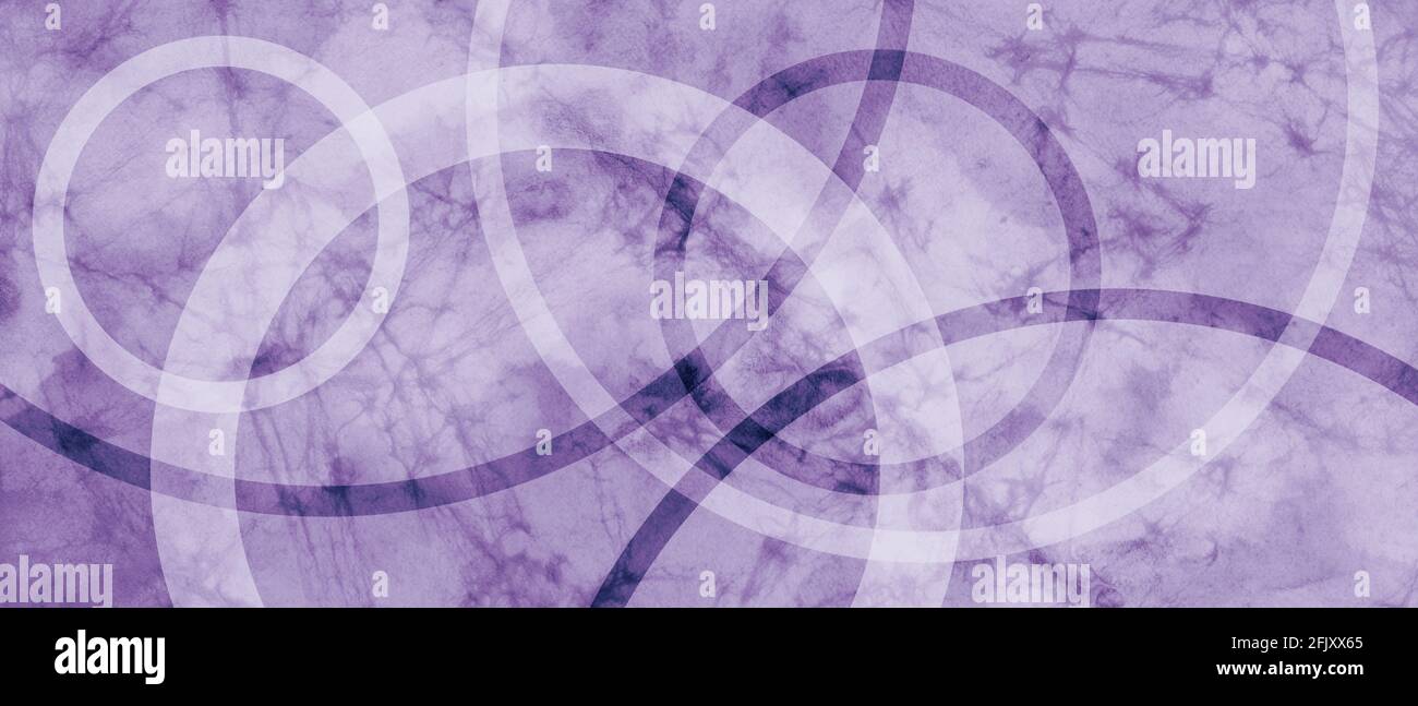 Abstrakter, violetter Hintergrund mit alter Vintage-Grunge-Textur und modernen Kreiselementen, die in weißen Ringen, pastellfarbenem lavendelfarbenem Papier geschichtet sind Stockfoto