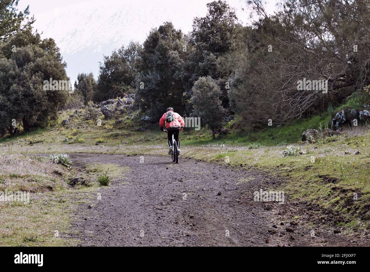 Outdoor-Aktivitäten in Sizilien Natur Mountainbiker Reiten entlang einer Pfad des Ätna Parks Stockfoto