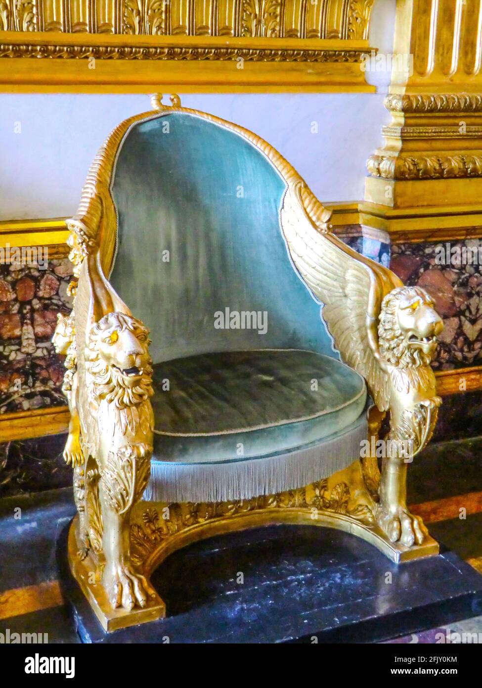 Königlicher Stuhl mit kostbar goldenem Blatt verziert, Königspalast von Caserta, Reggia di Caserta einer der größten königlichen Residenzen der Welt, UNESCO Stockfoto