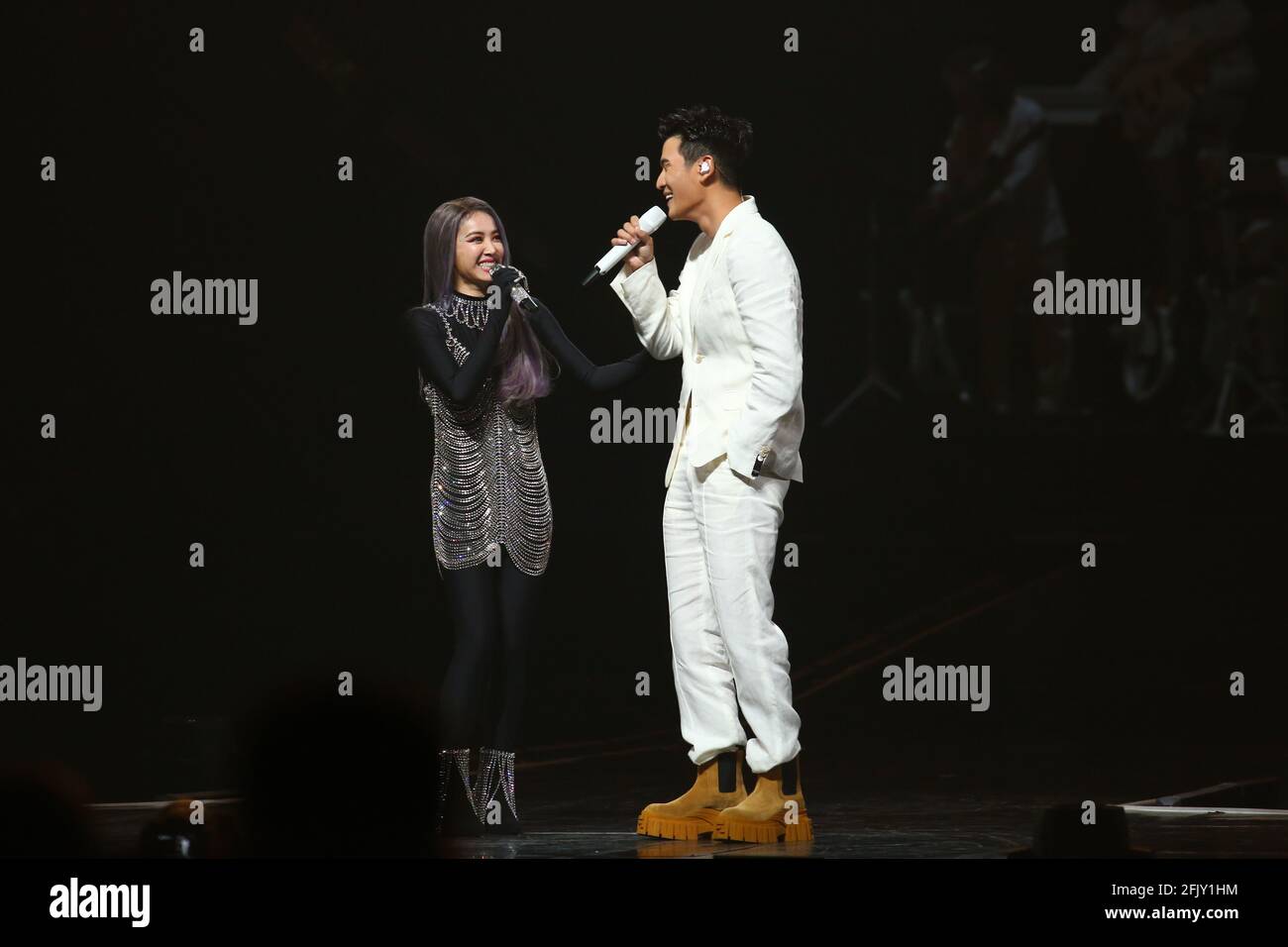 Taipeh. April 2021. Jolin Tsai veranstaltete am 26. April 2021 ihr letztes Konzert auf der „Ugly Beauty±“-Welttournee und lud Eric Chou zu einem Besuch in Taipei, Taiwan, China ein.(Foto by TPG) Quelle: TopPhoto/Alamy Live News Stockfoto