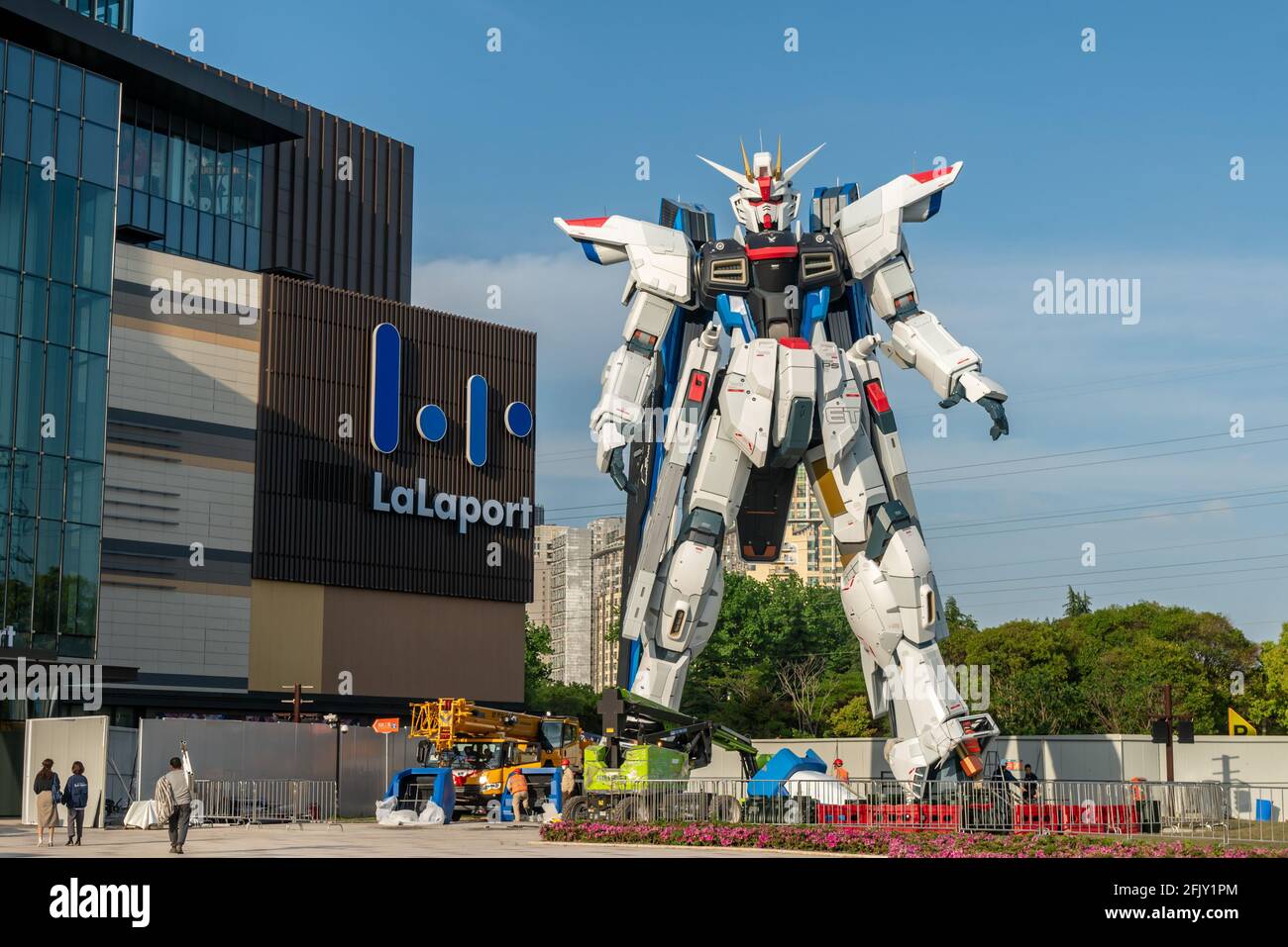 Shanghai, China. April 2021. Der 18.03 Meter hohe Gundam steht am 26. April 2021 auf dem LaLaport-platz in Shanghai, China.(Foto: TPG/cnsphotos) Quelle: TopPhoto/Alamy Live News Stockfoto