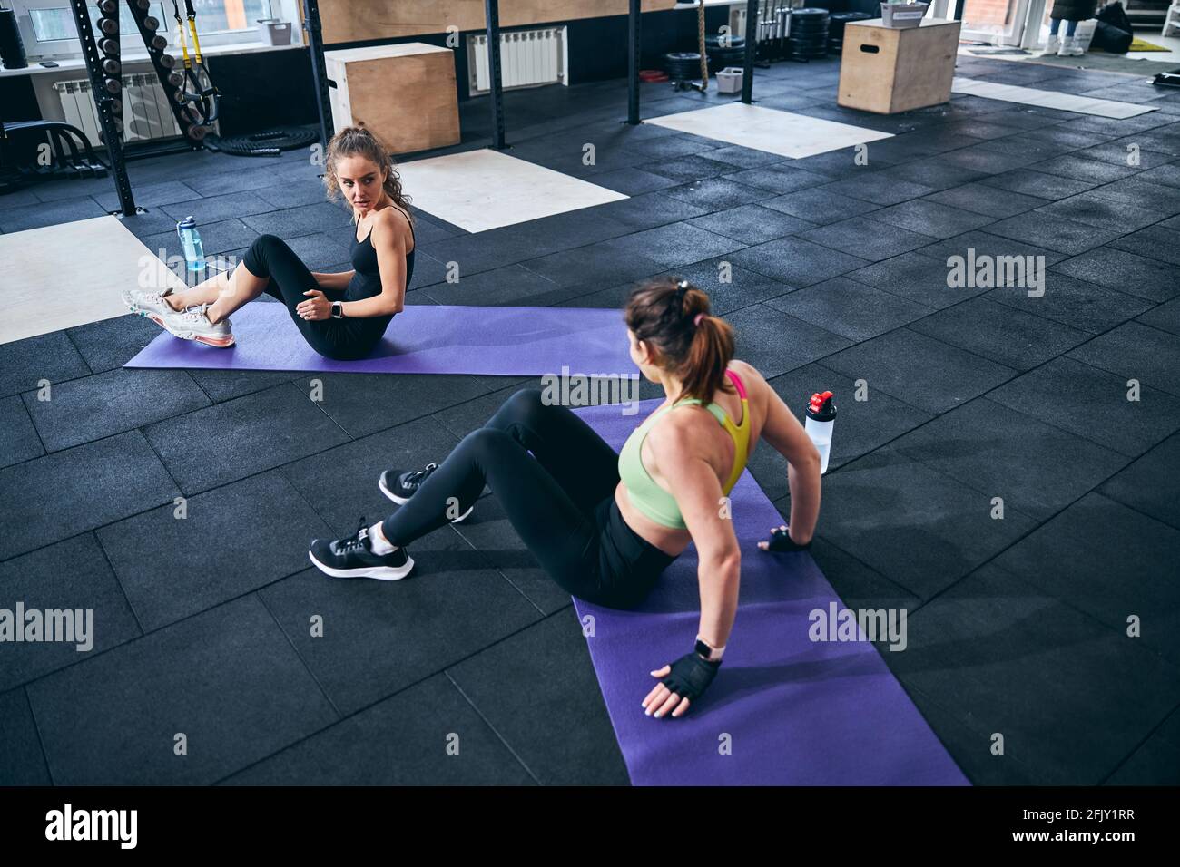 Weibliche Klientin, die vor dem Training eingewiesen wird Stockfoto