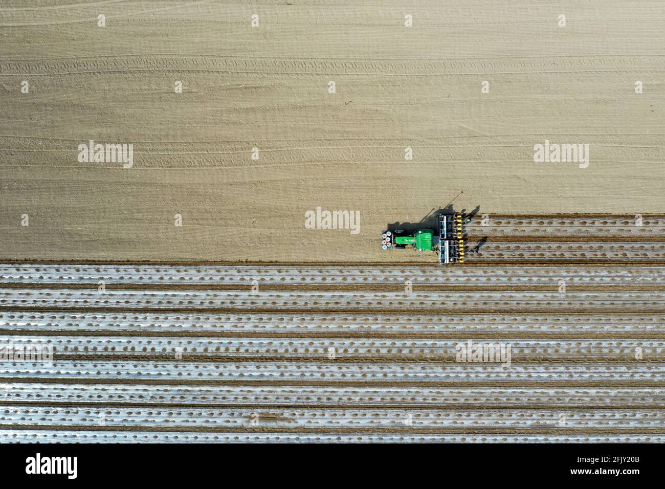 Shuanghe, China. April 2021. Die 770,000 Hektar großen Baumwollfelder vervollständigen die Aussaat in Shuanghe, Xinjiang, China, am 26. April 2021.(Foto: TPG/cnsphotos) Quelle: TopPhoto/Alamy Live News Stockfoto