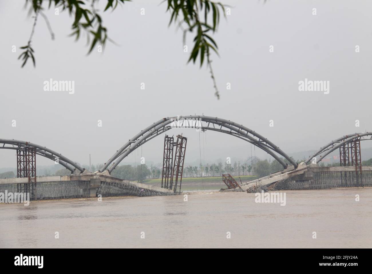 Luoyang, China. April 2021. Eine Fußgängerbrücke wurde durch die Flut in Luoyang, Henan, China, am 25. April 2021 ausgewaschen.(Foto: TPG/cnsphotos) Quelle: TopPhoto/Alamy Live News Stockfoto