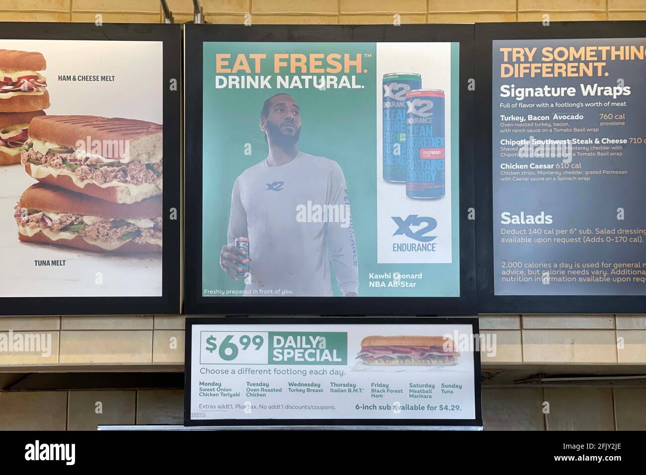 Eine Werbung für ein X2 Endurance Natural Energy Drink mit La Clippers Forward Kawhi Leonard im Subway Restaurant, Montag, 26. April 2021, in Monter Stockfoto
