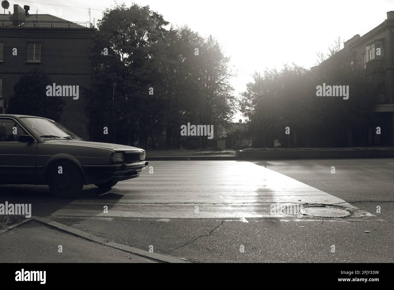 Mit dem Auto über die Straße. Sicherheit für Fußgänger. Auto über einen Fußgängerüberweg auf der Straße. Stockfoto