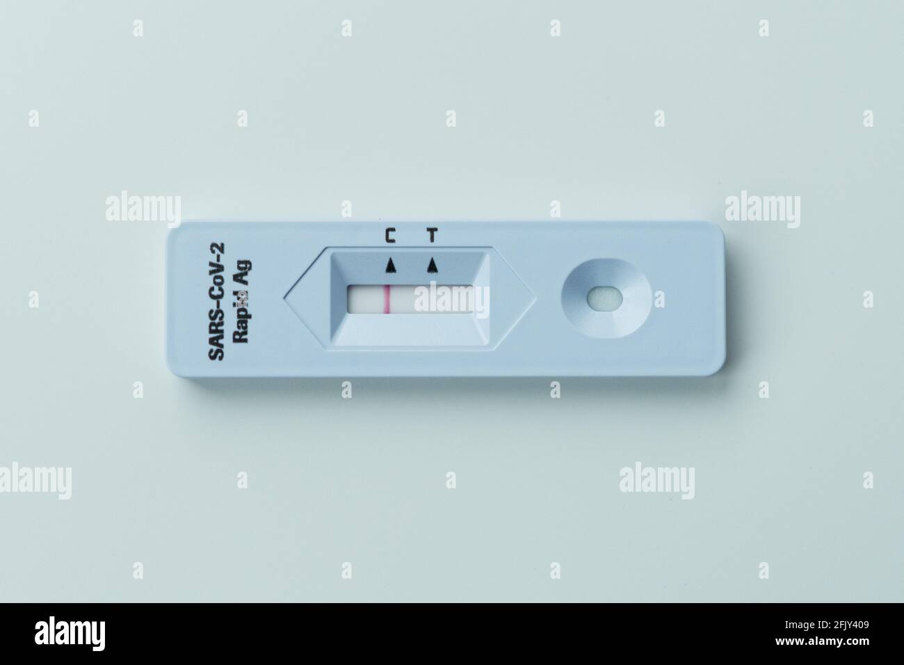 Negativer SARS-CoV-2-Schnellantigentest Stockfoto