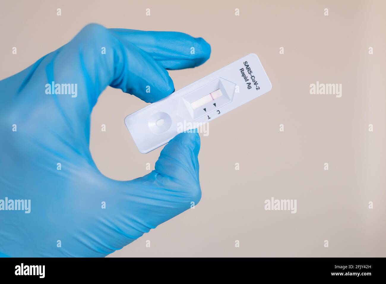 Negativer SARS-CoV-2-Schnellantigentest Stockfoto