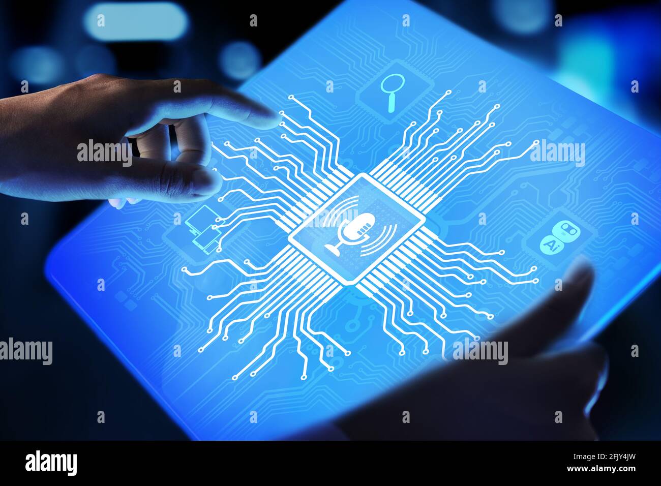 Spracherkennung suchen und das Mikrofon Symbol auf virtuellen Bildschirm Stockfoto
