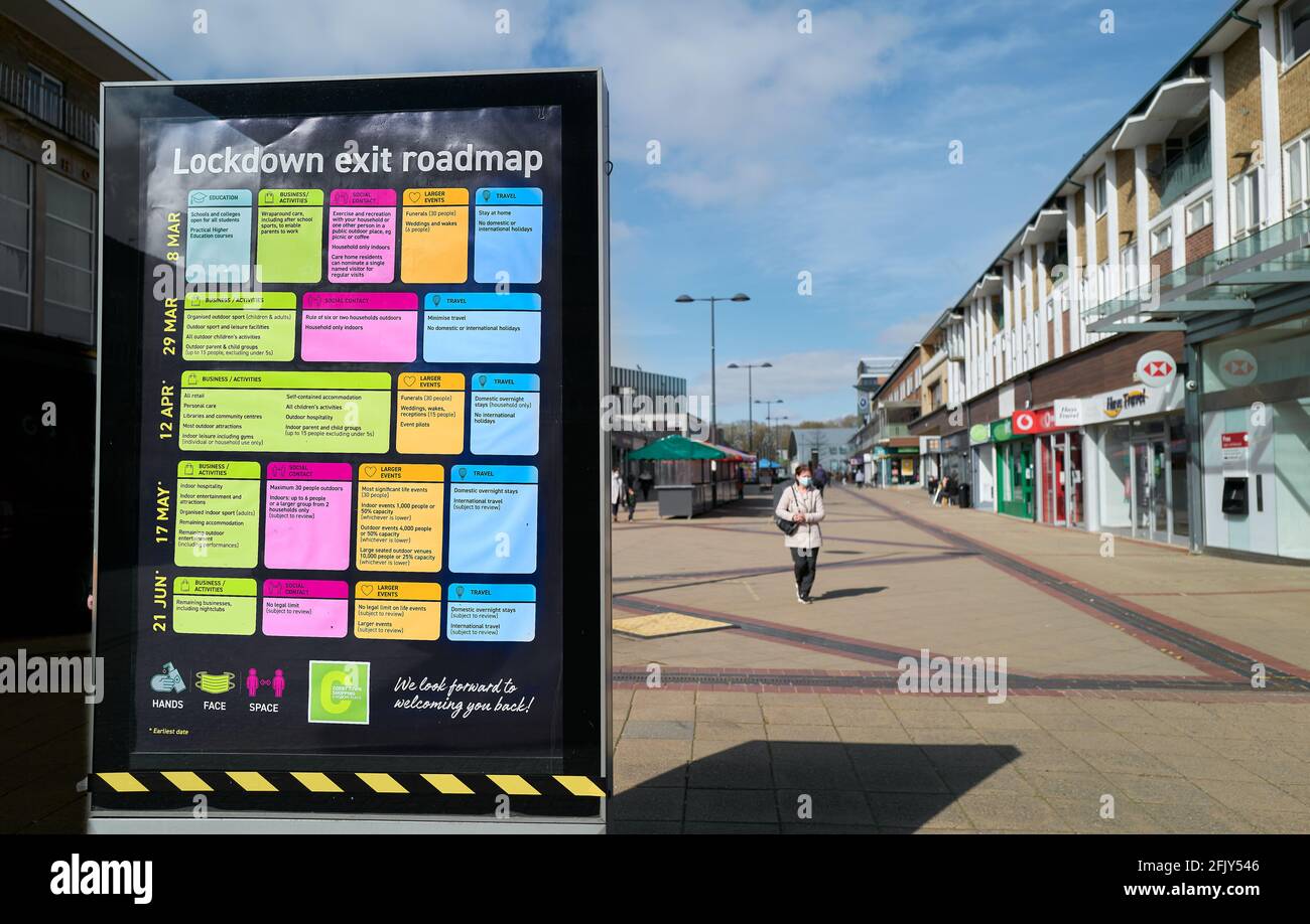 Informationen zur Roadmap für die Lockdown-Ausfahrt werden im Stadtzentrum von Corby, Northamptonshire, England, im Frühjahr 2021 angezeigt. Stockfoto