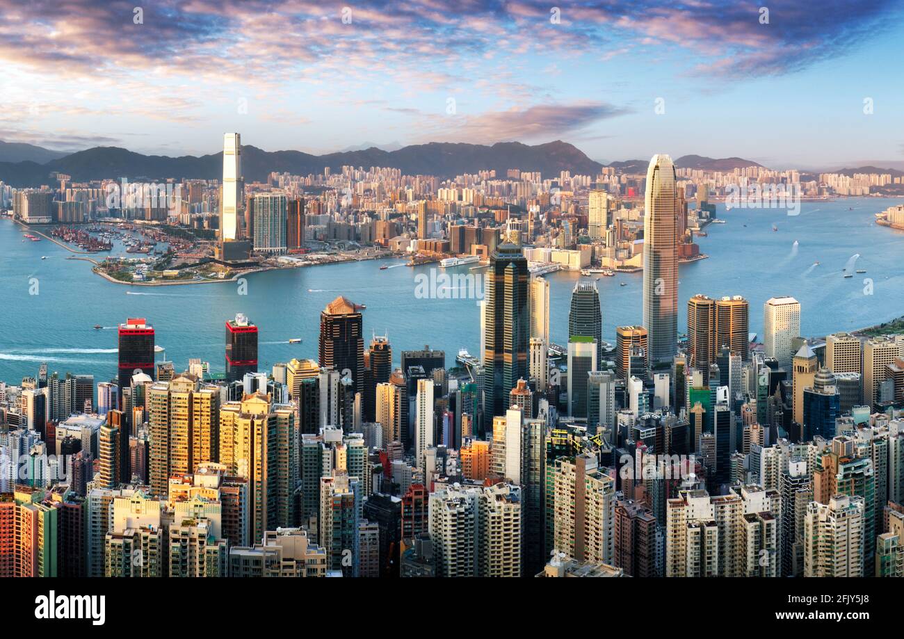 Skyline von Hongkong von Victoria Peak an einem sonnigen Tag Stockfoto