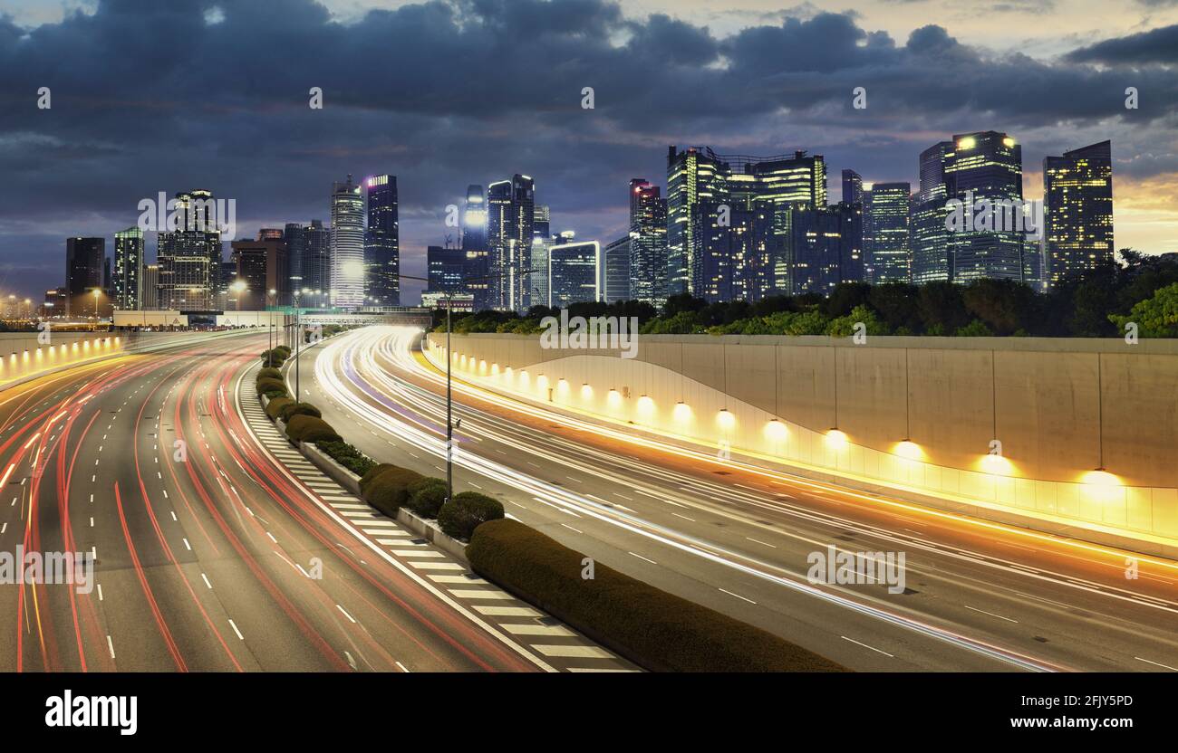 Singapore City Highway, Bewegung der Beleuchtung mit skyline von singapur bei Sonnenuntergang, Singapur. Stockfoto
