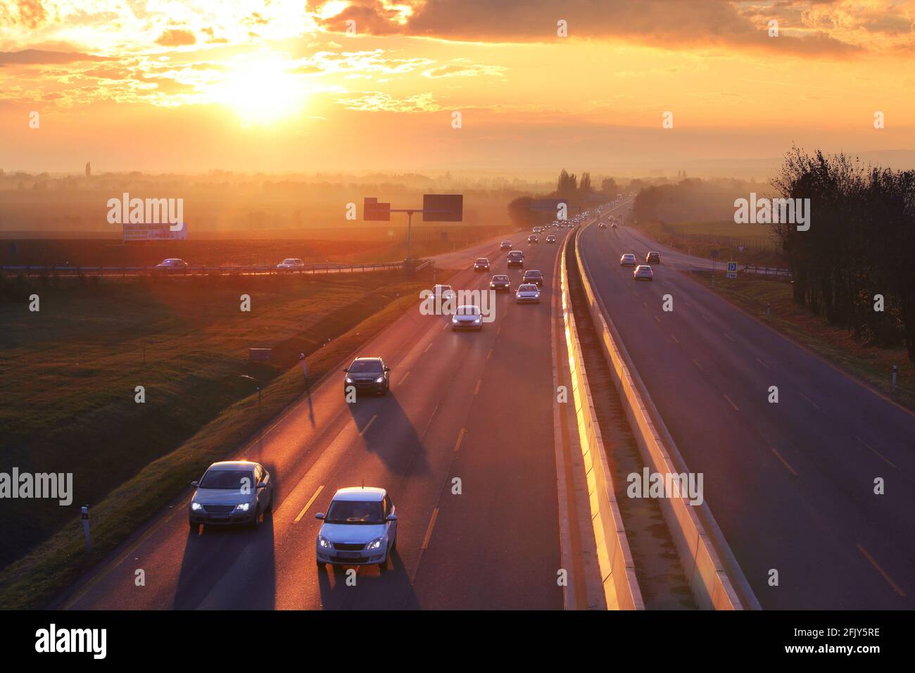 Autos auf der Autobahn, Frachttransport Konzept. Stockfoto