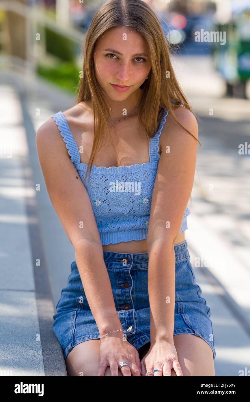 Porträt einer jungen Frau, die auf langen Betontreppen sitzt Stockfoto