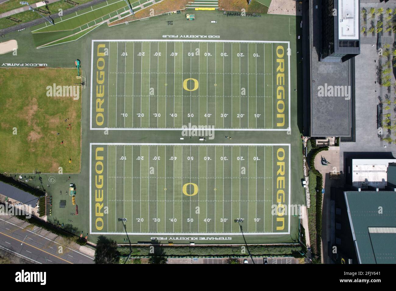 Eine Luftaufnahme der Übungsfelder des Moshofsky Sports Center im Freien auf dem Campus der Universität von Oregon, Freitag, den 23. April 2021, in Eugene, Oder Stockfoto