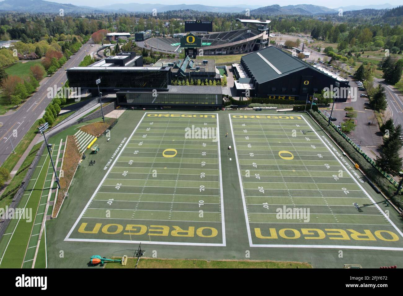 Eine Luftaufnahme der Übungsfelder des Moshofsky Sports Center im Freien auf dem Campus der Universität von Oregon, Freitag, den 23. April 2021, in Eugene, Oder Stockfoto