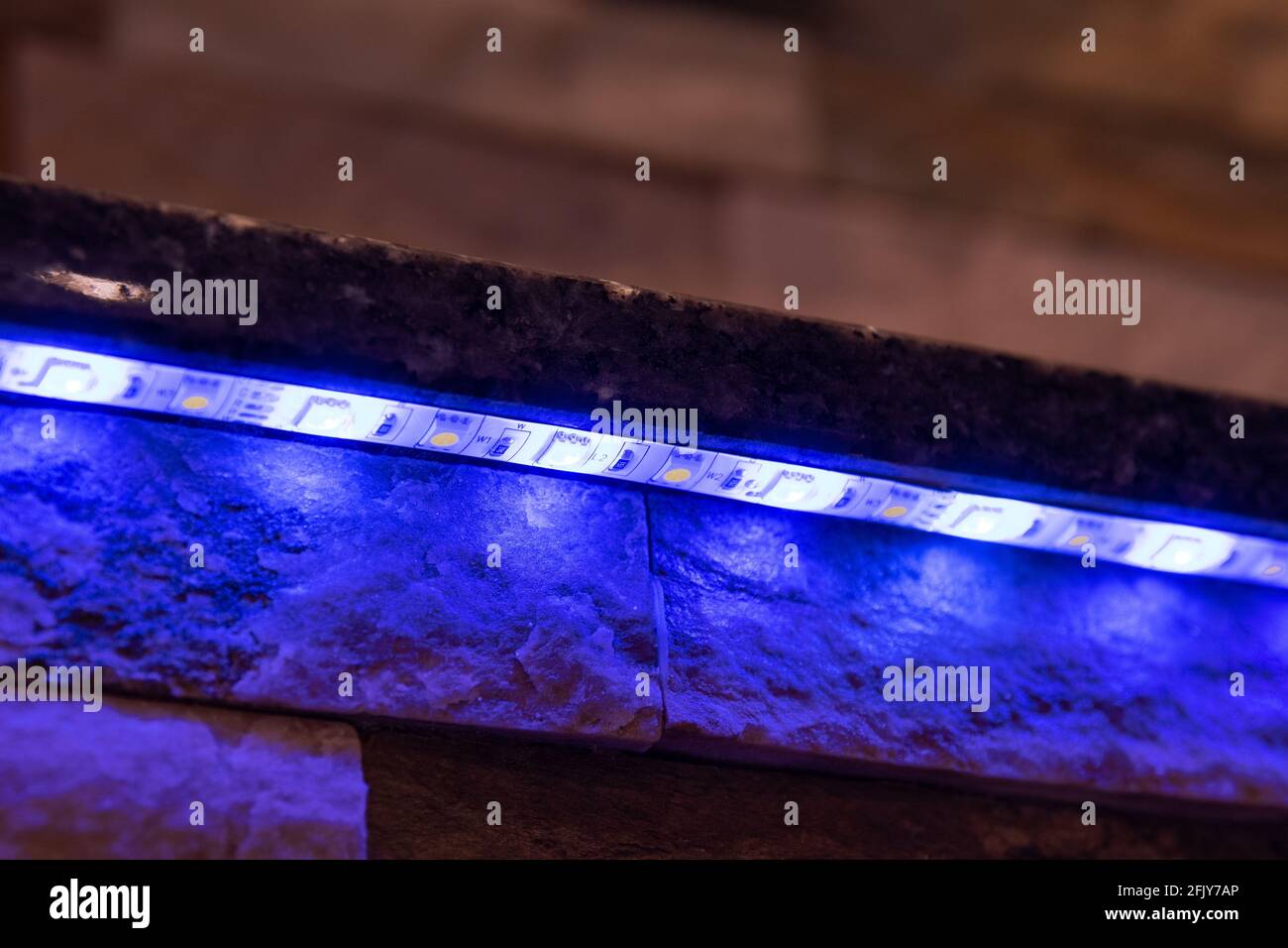 RGB-LED-Streifen an einer Wand im Wohnbereich Stockfoto