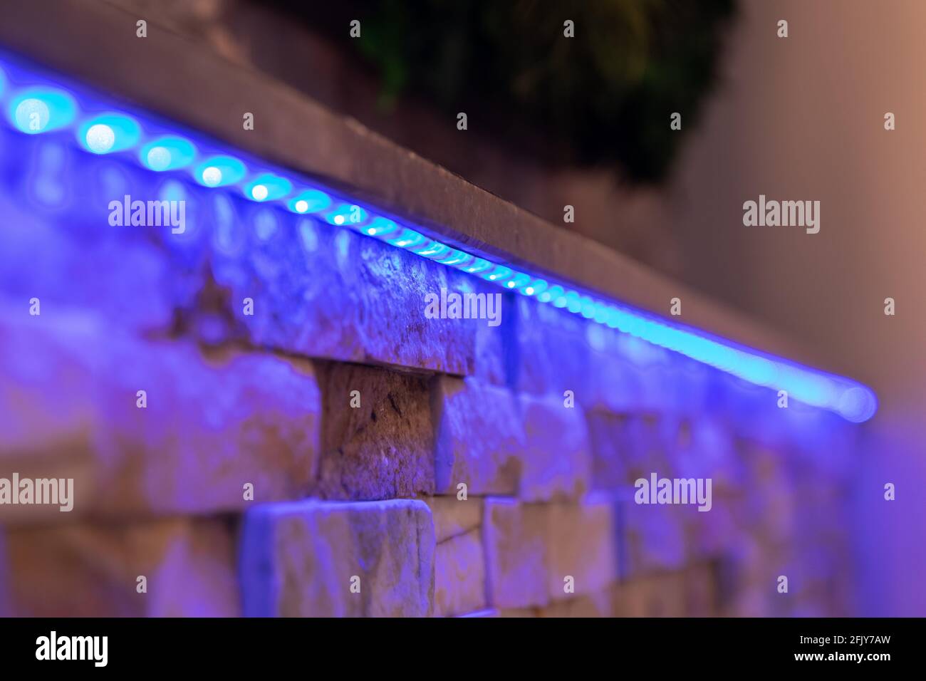 RGB-LED-Streifen an einer Wand im Wohnbereich Stockfoto