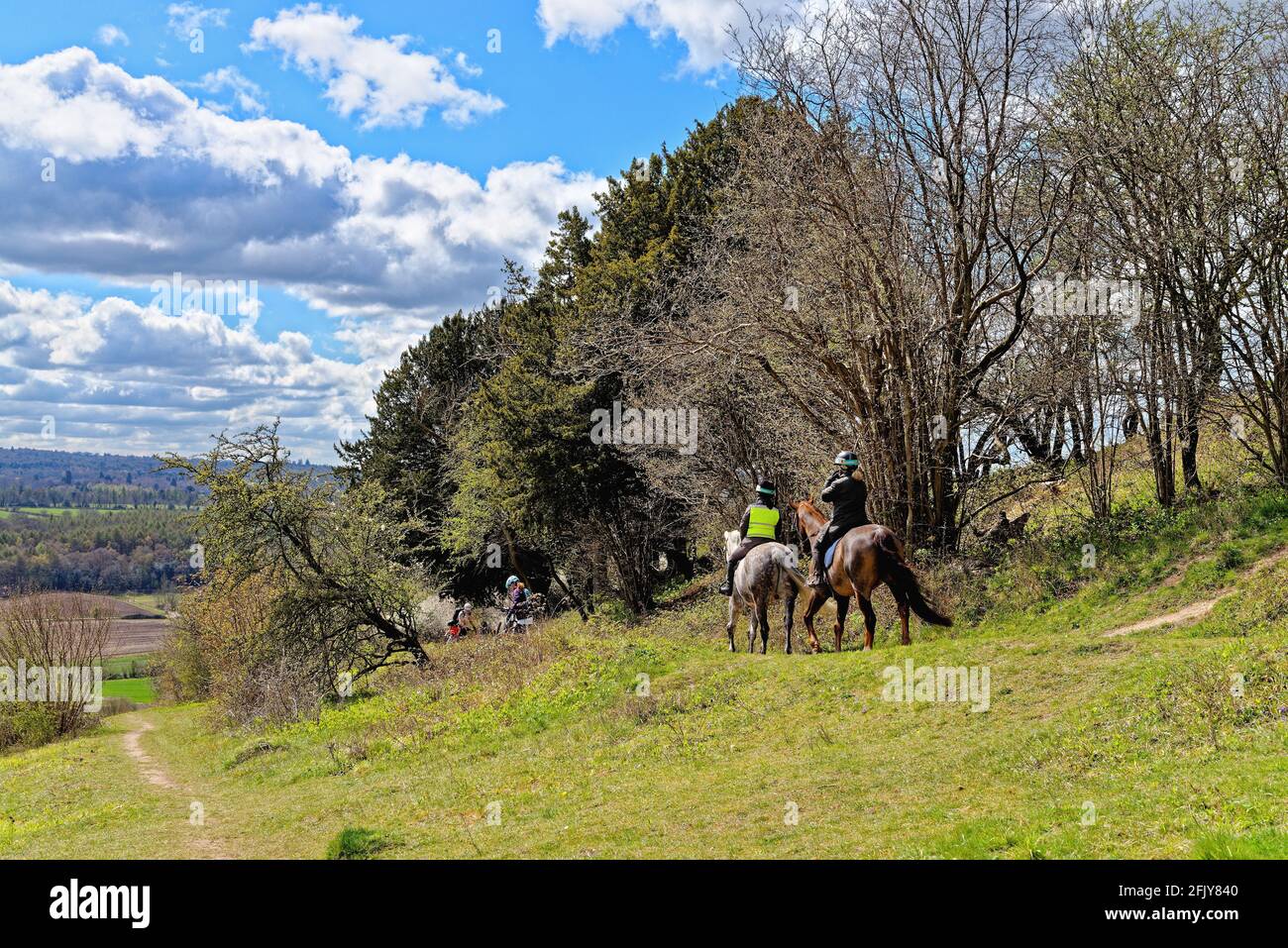 Zwei weibliche Reiter auf einem Reitweg auf White Downs In den Surrey Hills in der Nähe von Dorking Surrey England Stockfoto