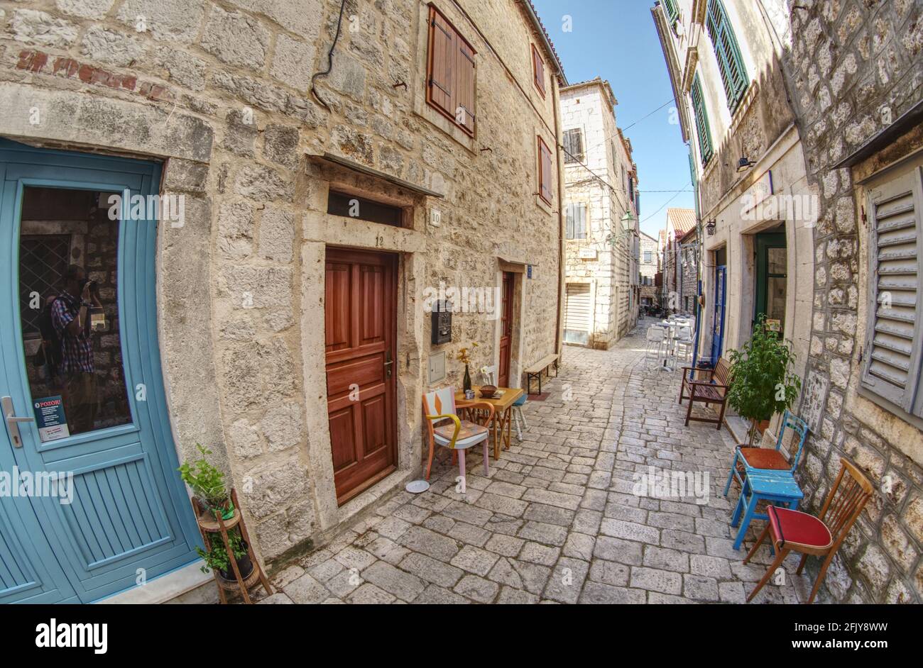 Croation Altstadt Gassen mit alten Steinhäusern in Stari Grad Hvar - Kroatien voller Leben Stockfoto