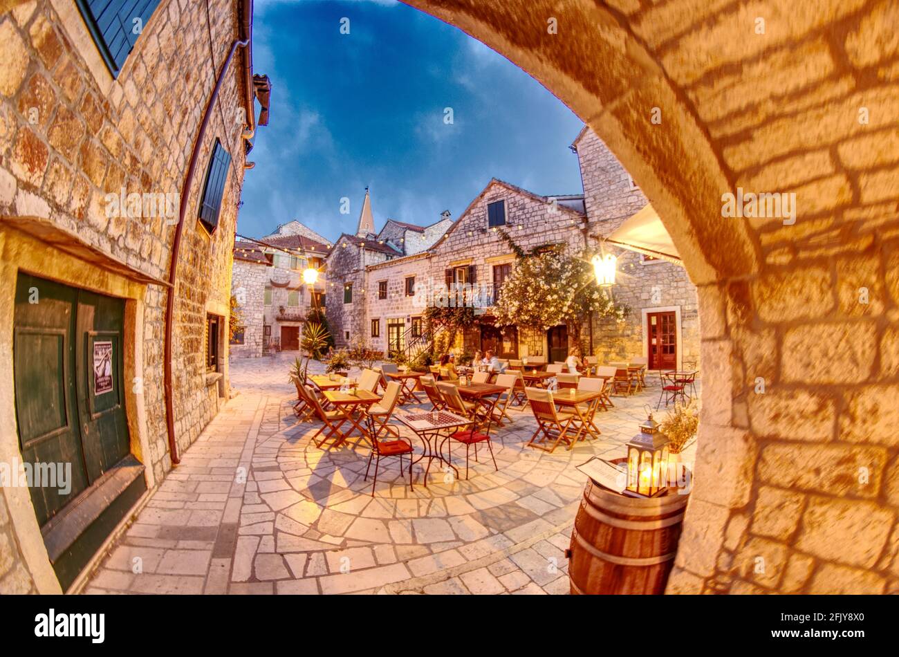 Croation Altstadt Gassen mit alten Steinhäusern in Stari Grad Hvar - Kroatien voller Leben Stockfoto