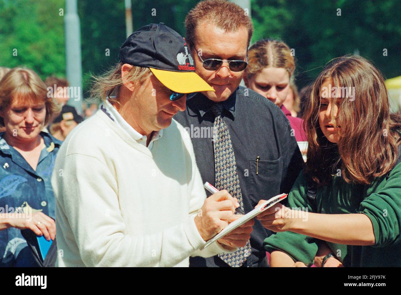 Komiker Otto Waalkes bei Autogrammen, anlässlich eines Benefizmatches des Sportvereins LSK, 17. Mai 1998, Lüneburg, Niedersachsen, Deutschland Stockfoto