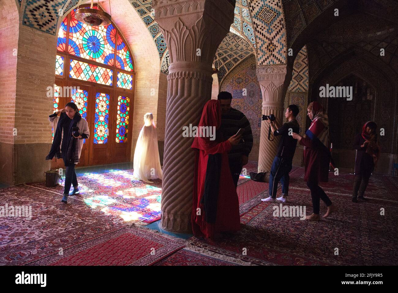 Buntes Glasfenster, Nassir al-Molk-Moschee (rosa) in Shiraz, Iran Stockfoto