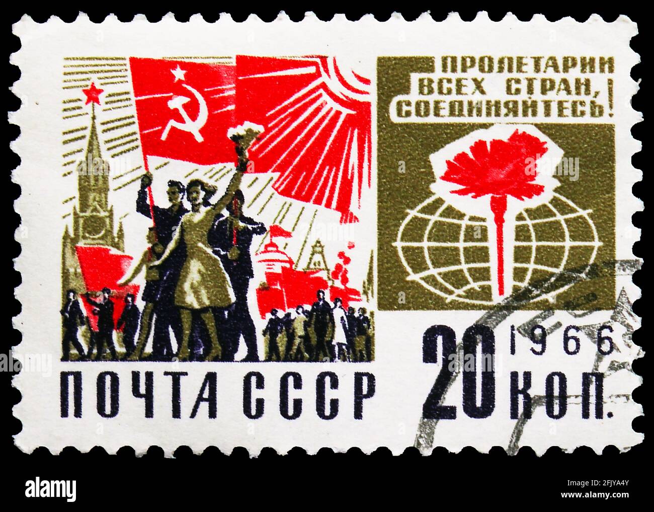 MOSKAU, RUSSLAND - 27. SEPTEMBER 2019: Briefmarke in der Sowjetunion (Russland) zeigt Demonstration auf dem Roten Platz in Moskau, Gesellschaft und Technolog Stockfoto