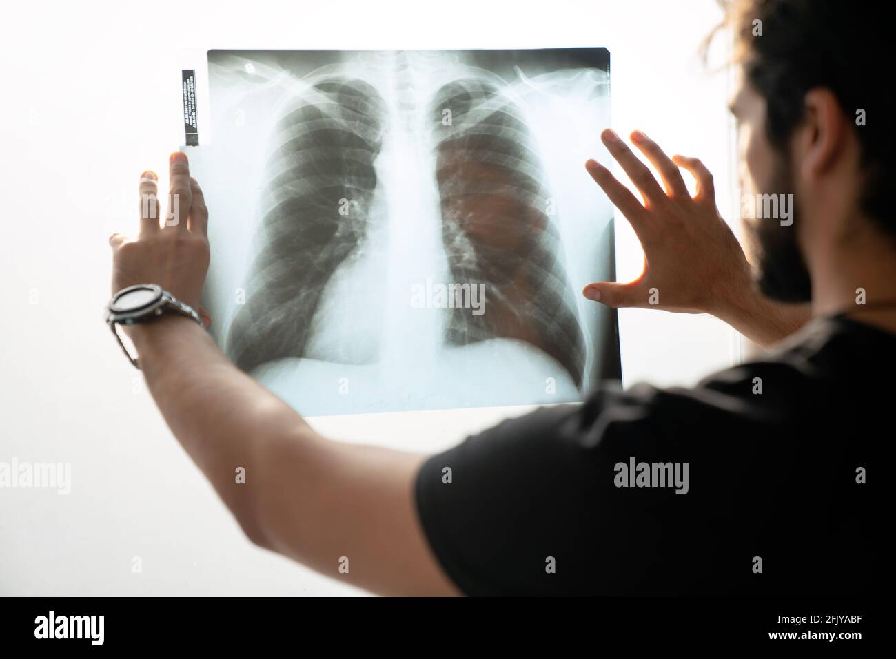 Arzt Überprüfung Untersuchung Brust Röntgenfilm des Patienten auf weißem Hintergrund , Corona-Virus-Konzept. Stockfoto