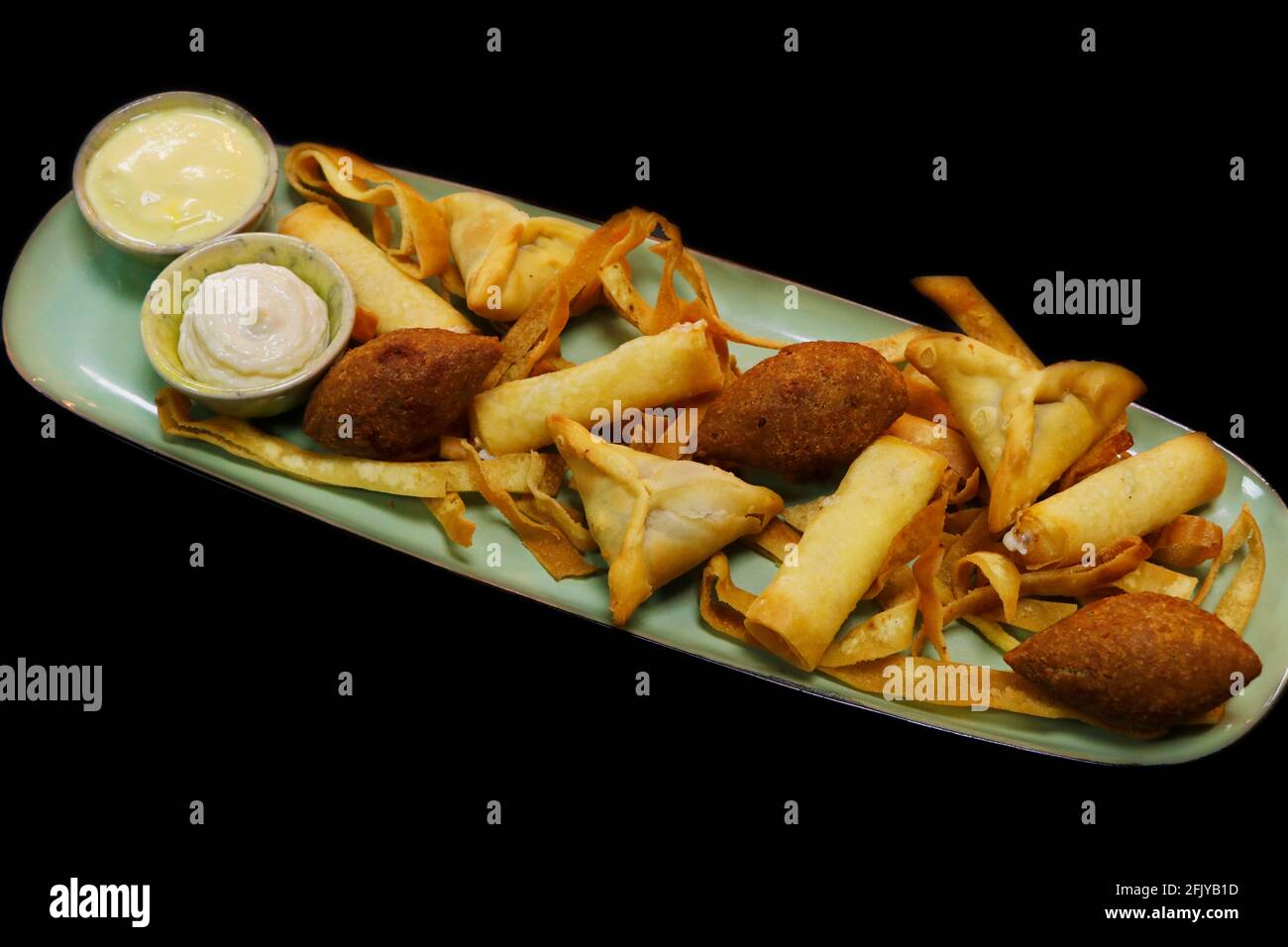libanesische arabische Spezialitäten frittierte heiße Mezze Auswahl umfasst Spinat Fatayer, Käseblötchen und Lammkebbe Stockfoto