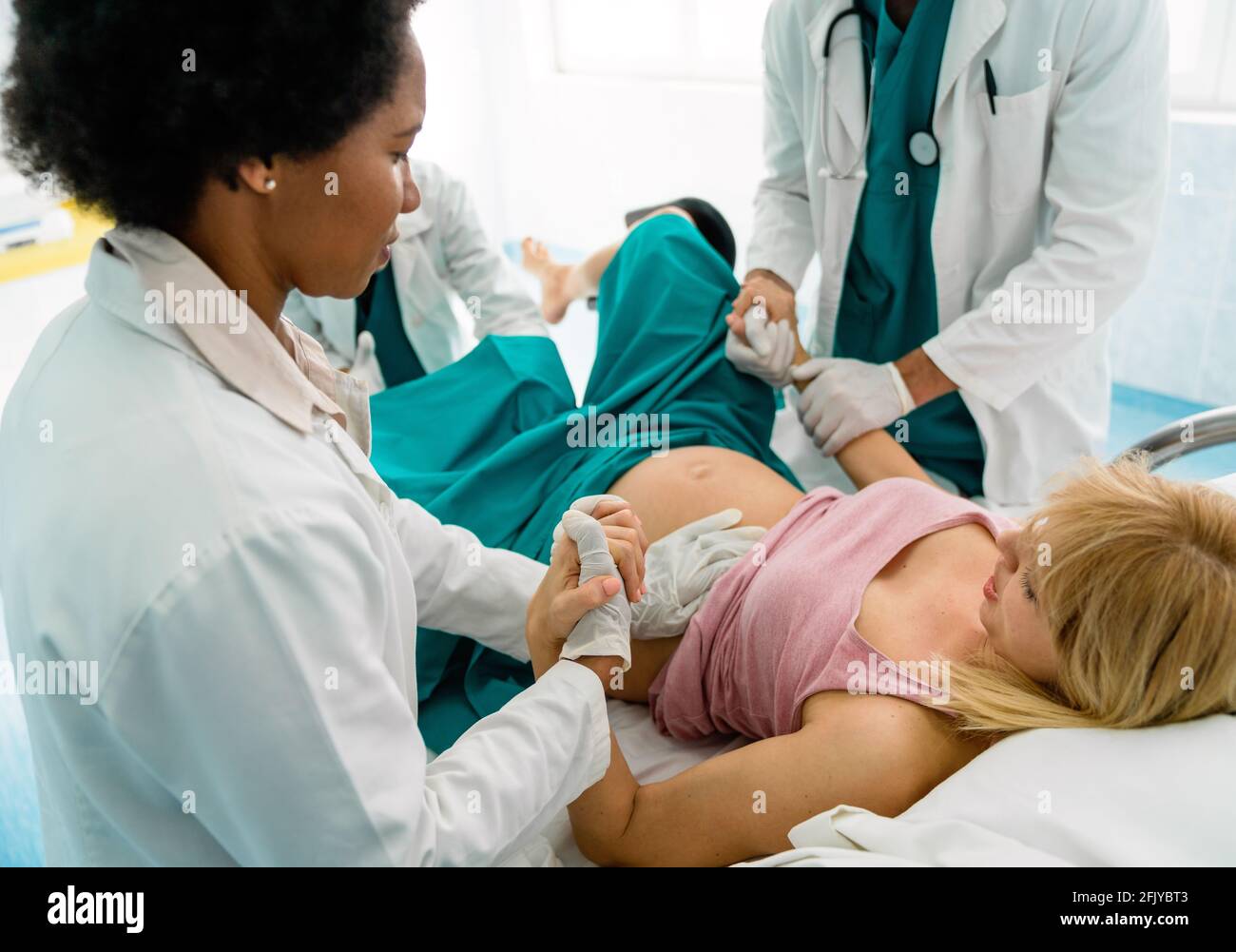 Frau bei der Geburt im Kreißsaal des Krankenhauses Stockfoto