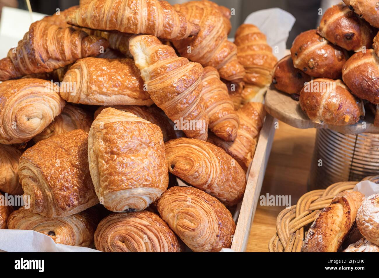Es gab frisch gebackene Croissants und Pain au Chocolat Bäckerei Stockfoto