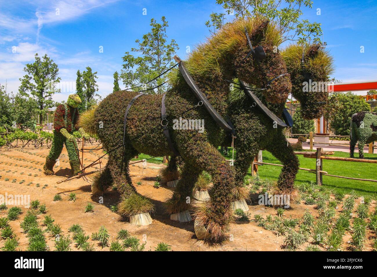 Figur des traditionellen Menschen noch Landwirtschaft mit Pferden aus grünem Rasen Gras im Park, Kopierer Platz. Überdachte topiary, Landschaftsgestaltung am blauen Himmel. Stockfoto