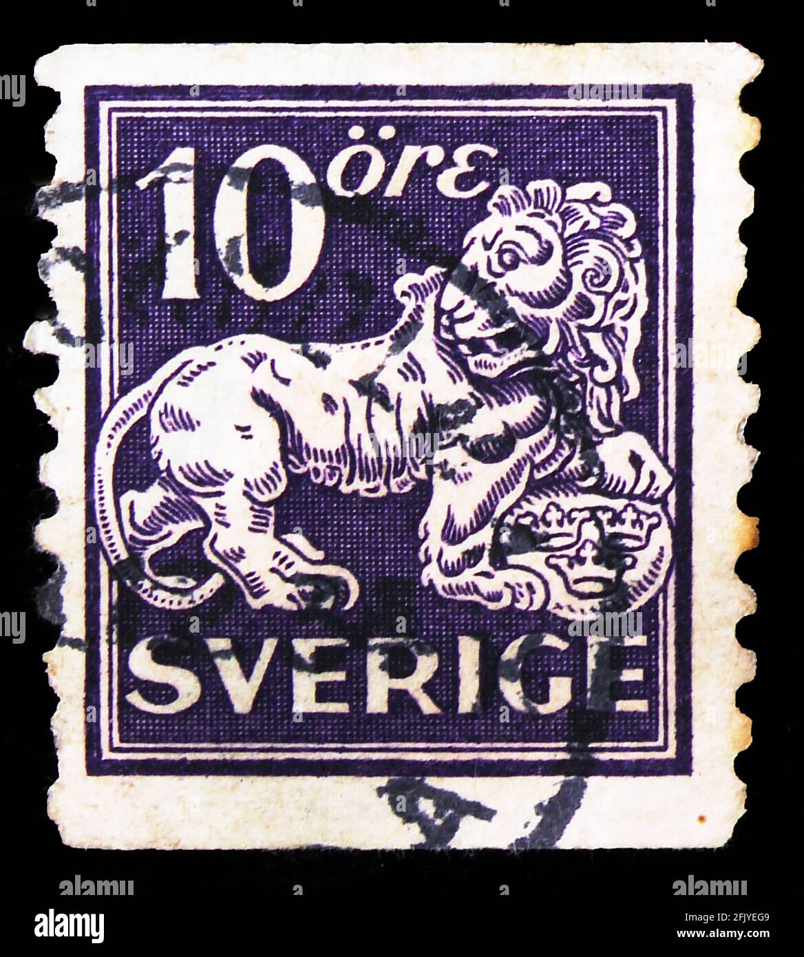 MOSKAU, RUSSLAND - 27. SEPTEMBER 2019: Die in Schweden gedruckte Briefmarke zeigt Standing Lion, Serie, um 1934 Stockfoto