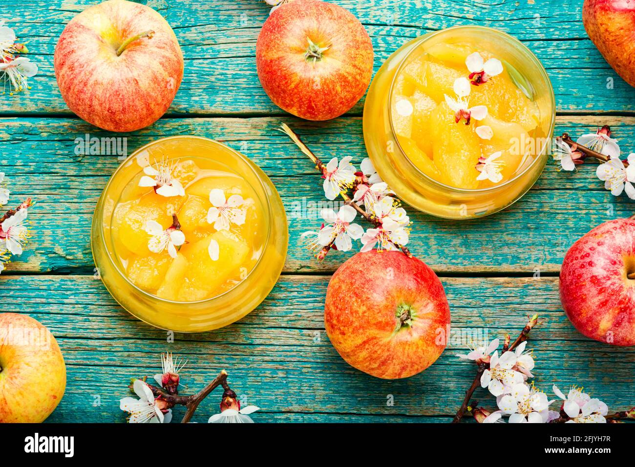 Natürliche Apfelmarmelade oder Apfelmarmelade in einem Glas Auf Holzhintergrund Stockfoto