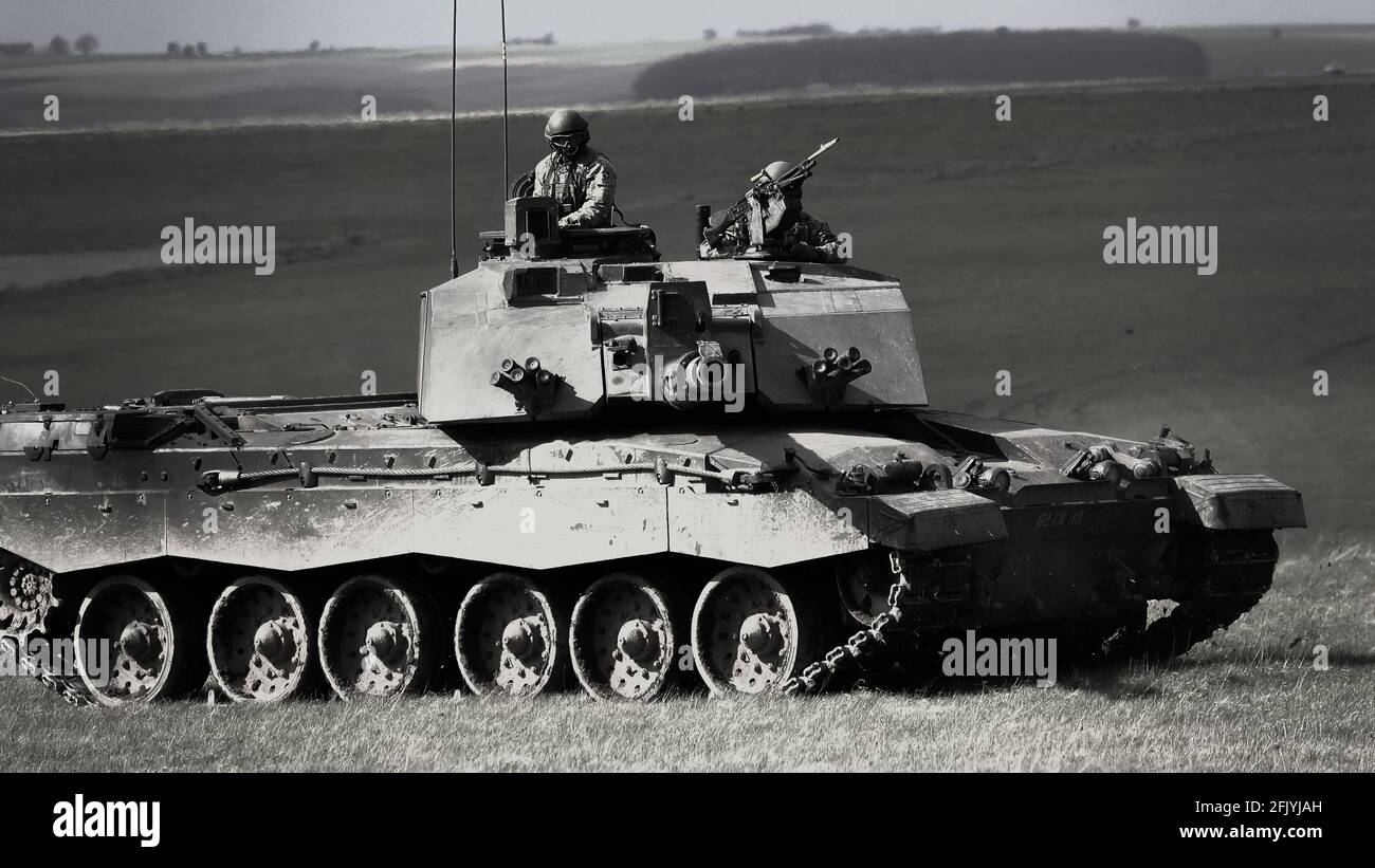 British Army Challenger 2 Hauptkampfpanzer bei einer Demonstration der Feuerkraft, Salisbury Plain, Wiltshire Stockfoto